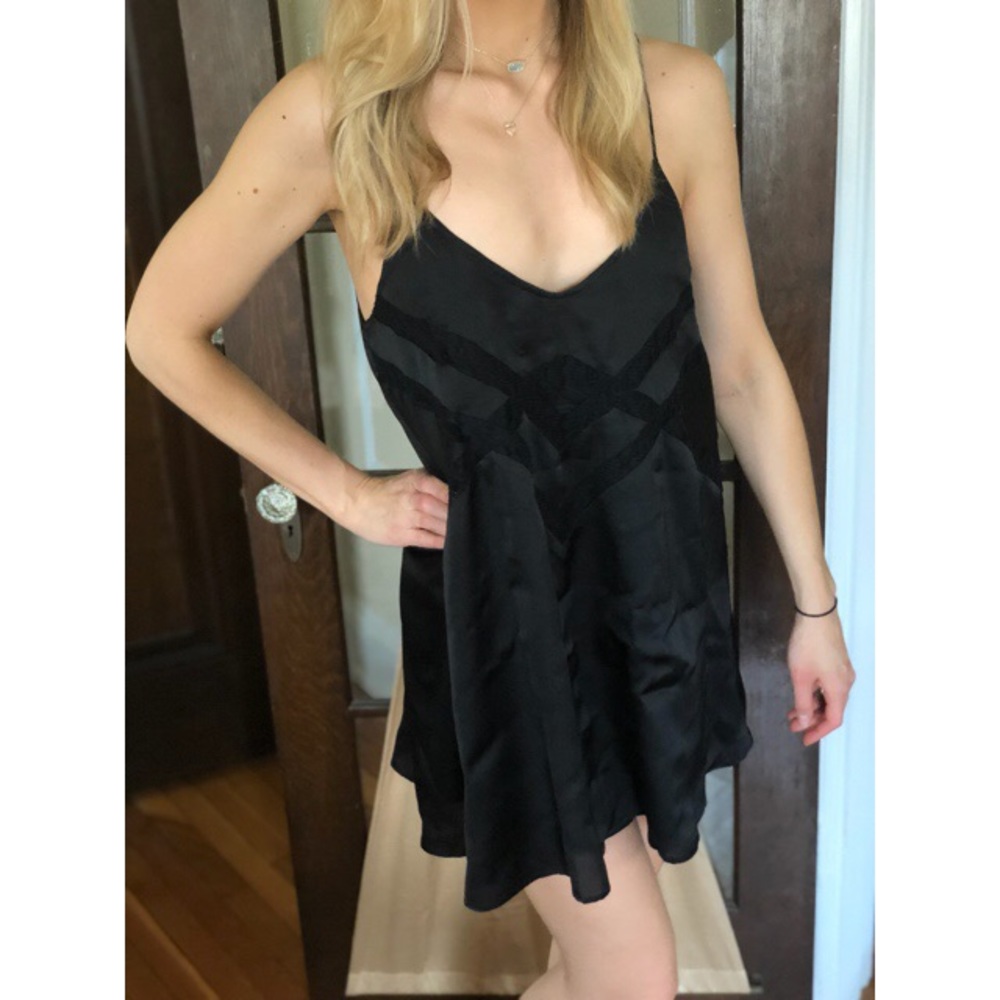 ⚫️ LBD // Flowy Black Dress w/ Front Design ⚫️